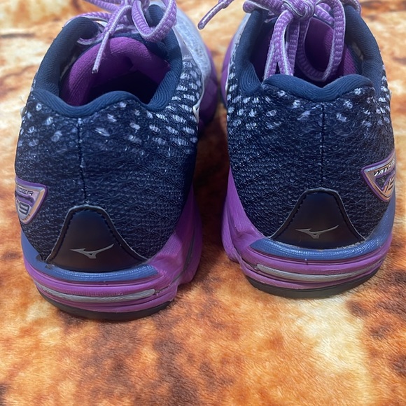 Two pairs of running shoes size 7 ASICS and Mizuno - Picture 7 of 9